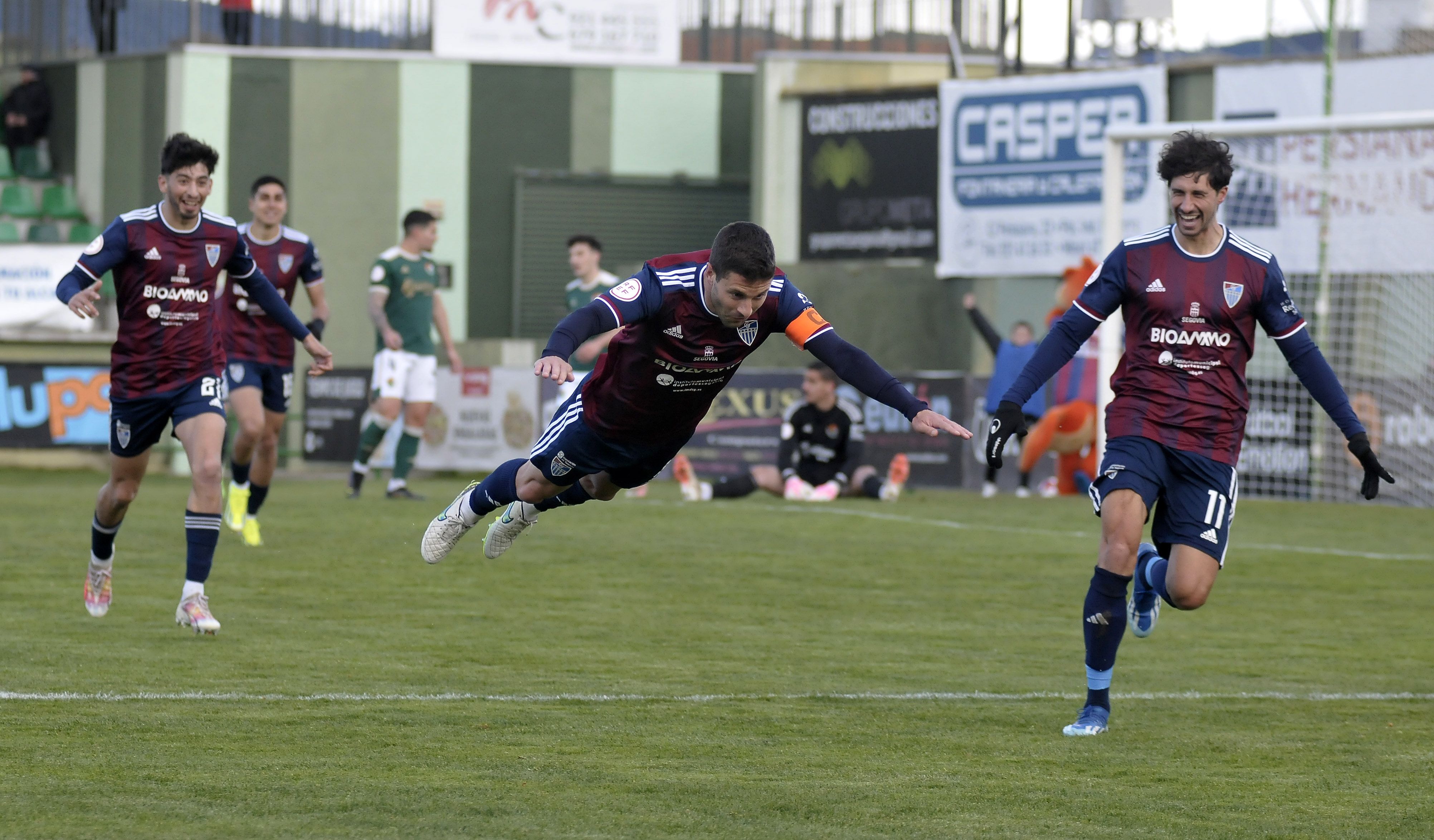 Manu se lanza de cabeza al césped para festejar el quinto gol de la Segoviana.