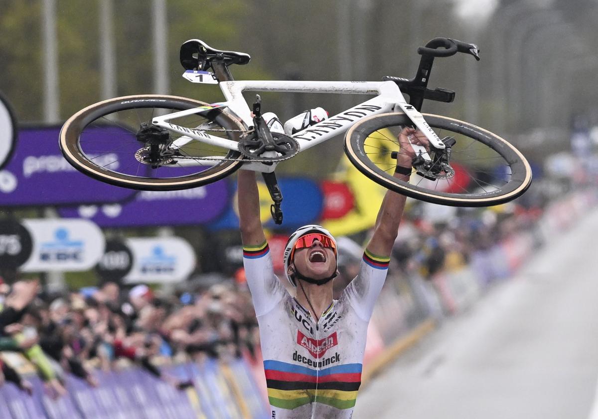 Van der Poel, eufórico, celebra el triunfo levantando su bicicleta en la meta de Oudenaarde.