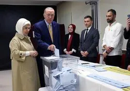 El presidente turco Erdogan vota en las elecciones locales.