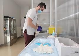 Preparación de las vacunas de la gripe, esta pasada campaña, en el centro de La Puebla.