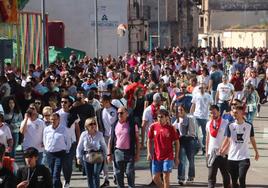 Riadas de personas en las calles de Cuéllar durante las fiestas.