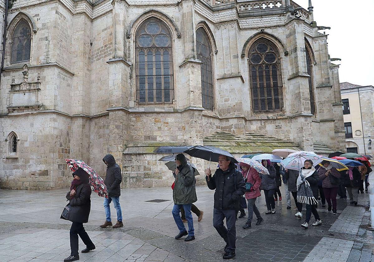 Turistas el pasado sábado en el exterior de la Catedral de Palencia.