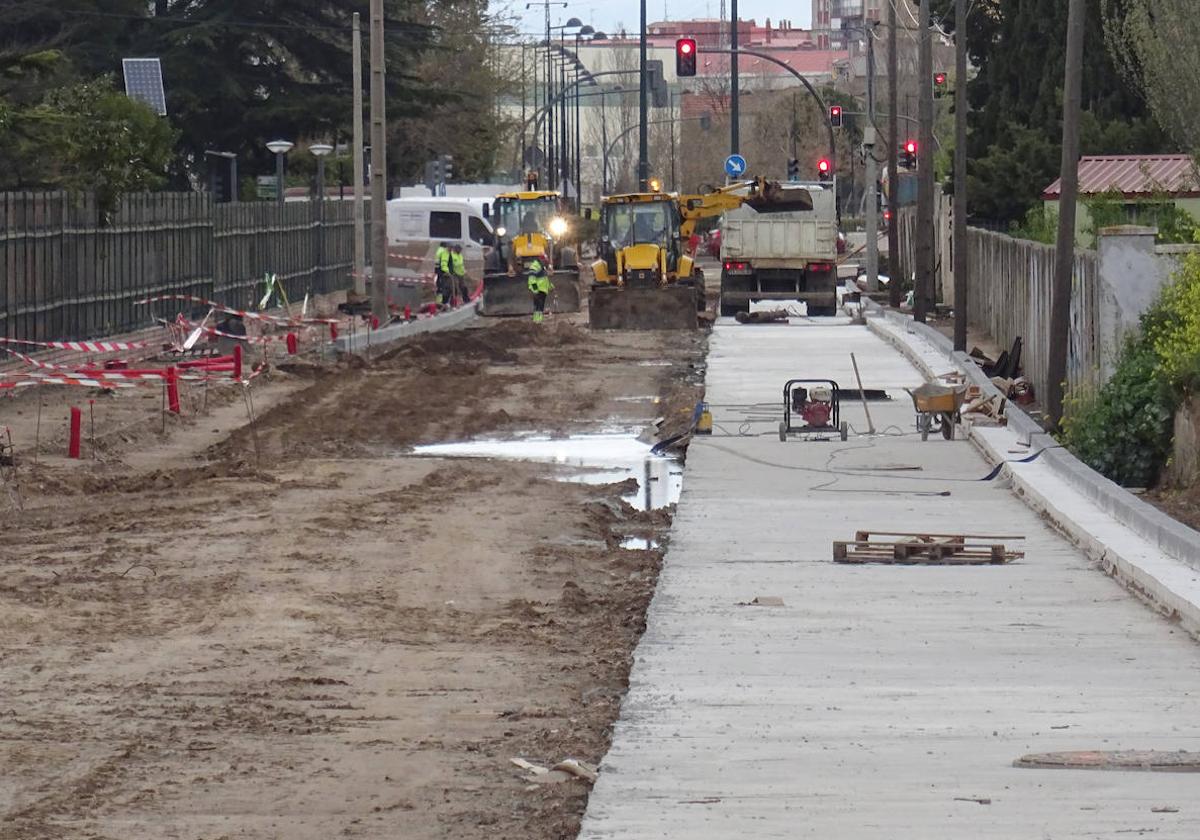 Trabajos de urbanización en el tramo de la calle Arca Real entre la avenida de Zamora y la calle Bronce del polígono de Argales.