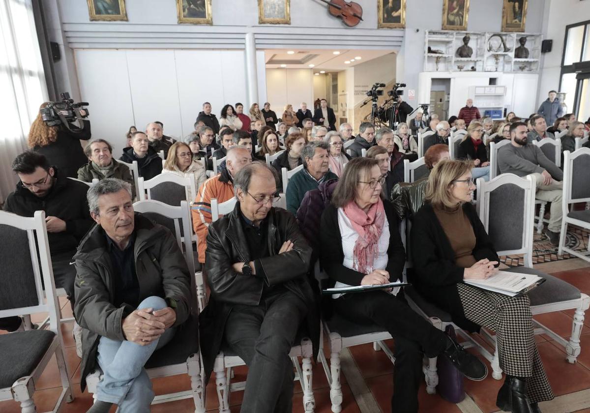 Varios vecinos, durante el concejo abierto.