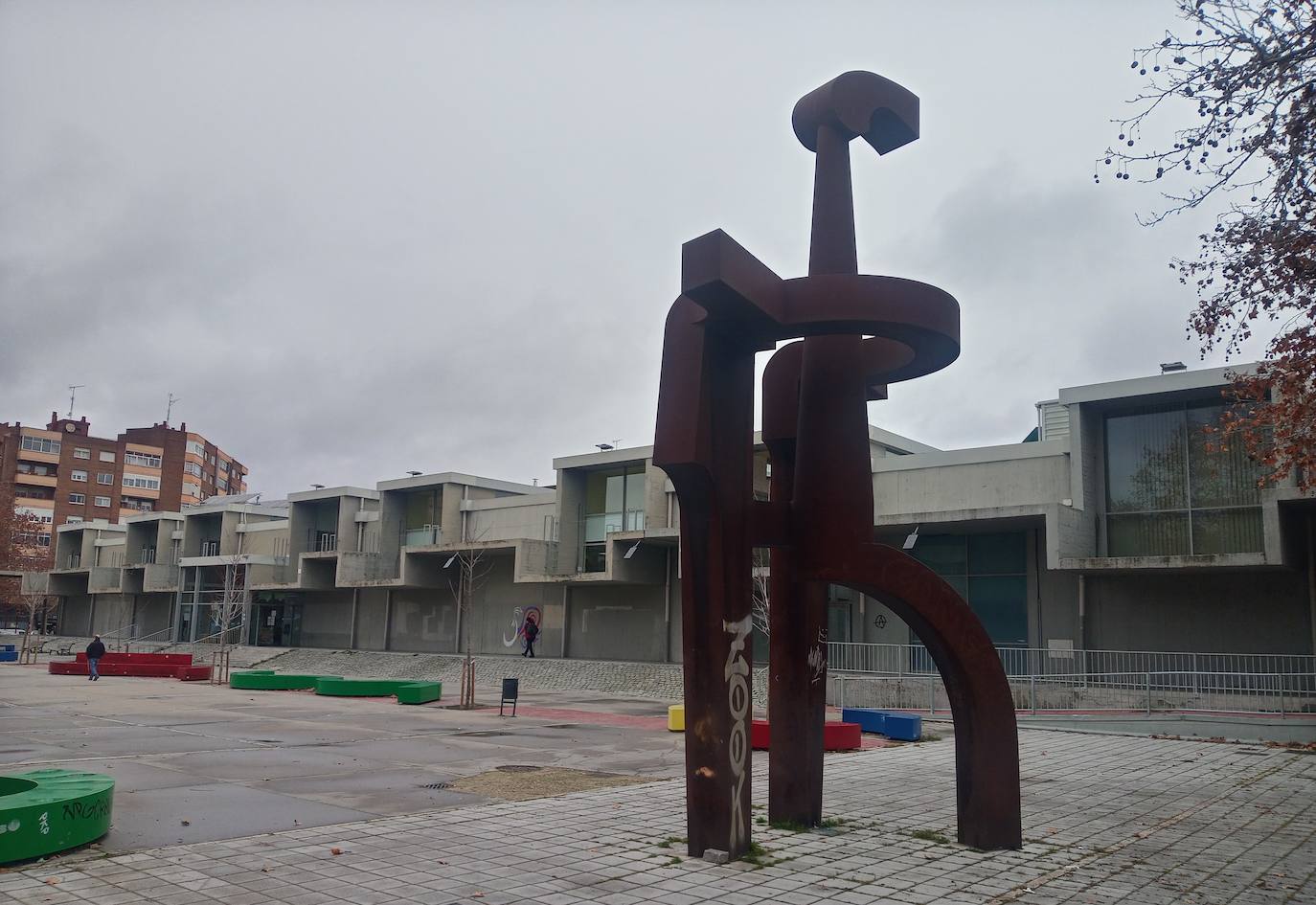 Escultura de Miguel Isla en la plaza José Antonio Valverde. Al fondo el Centro Cívico.