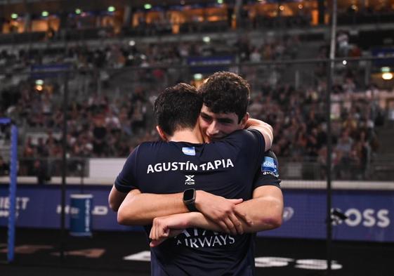 Arturo Coello celebra la victoria abrazado a su compañero Tapia.