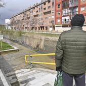 El Esgueva cubre sus paseos inferiores y alcanza la punta de la crecida