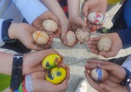 Algunos de los huevos cocidos pintados por niños de Cuéllar.