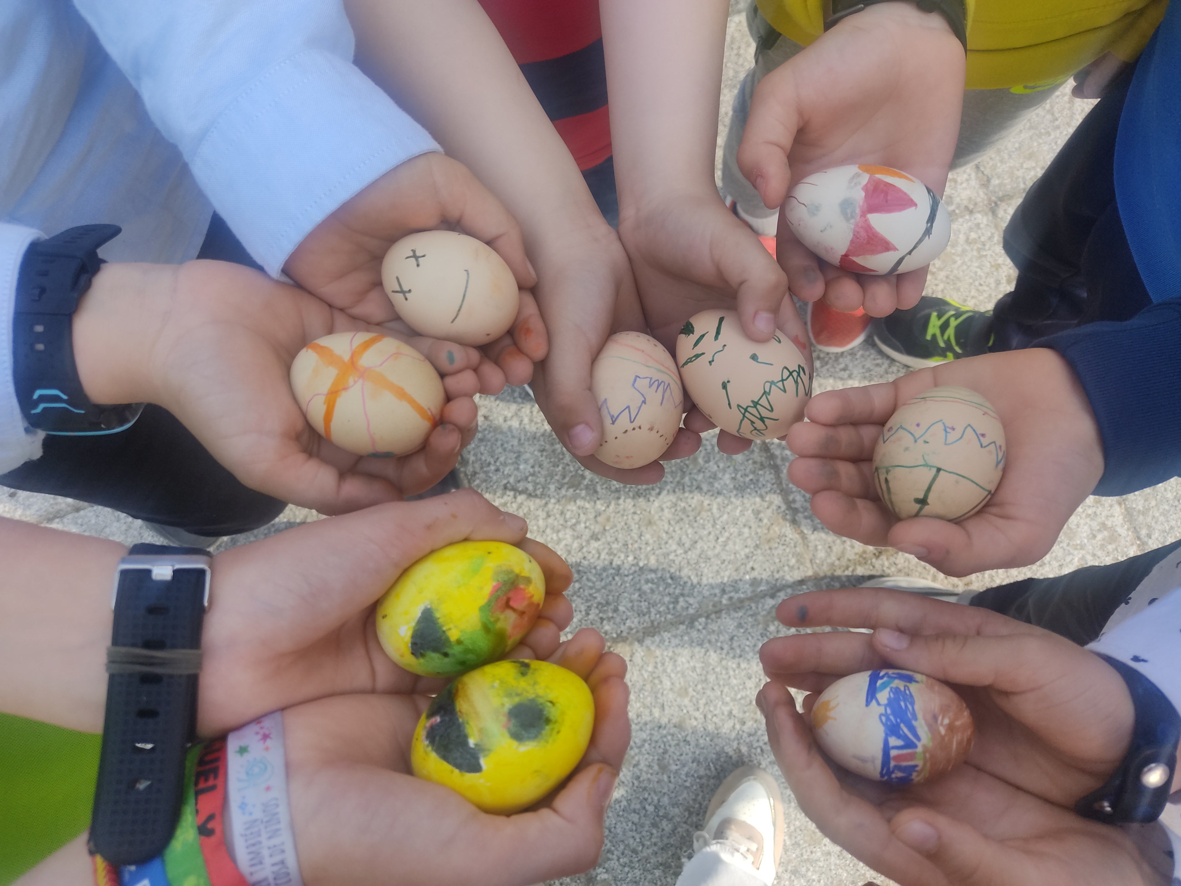 Algunos de los huevos cocidos pintados por niños de Cuéllar.