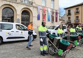 Trabajadores de la empresa de limpieza posan en la Plaza Mayor, en la presentación del servicio por parte de FCC y Acciona.