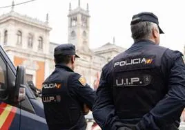 Dos agentes de la Policía Nacional en la Plaza Mayor de Valladolid.