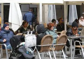 Turistas en las terrazas de la Plaza Mayor, este fin de semana.
