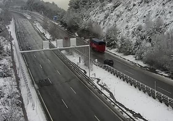 Estado de la A-52 a su paso por la provincia de Zamora este lunes por la mañana.