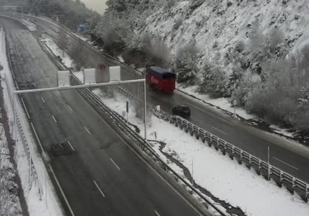 Estado de la A-52 a su paso por la provincia de Zamora este lunes por la mañana.