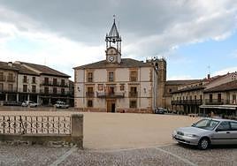 Coches aparcados junto a la Plaza Mayor de Riaza.