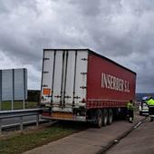 Herido un camionero que al encontrarse mal pierde el control e invade la mediana