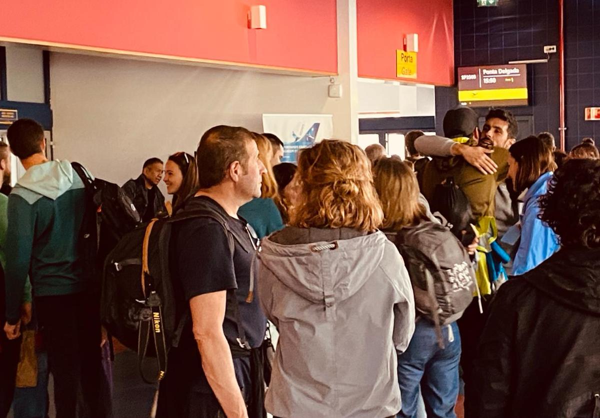 Varios españoles se abrazan en el aeropuerto al conocer que podrán volar.