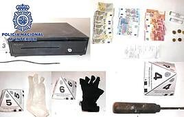 Objetos y dinero intervenidos a los acusados.