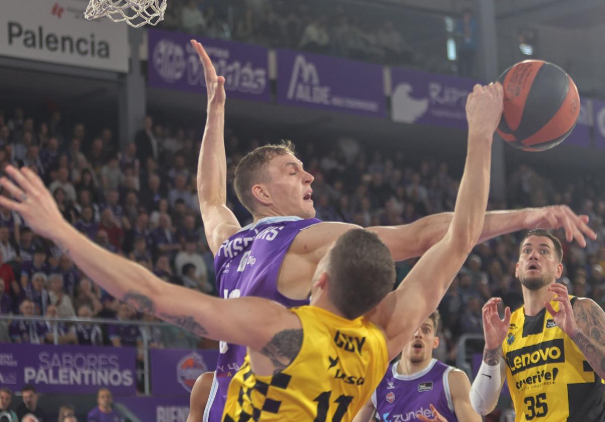 Pasecniks pugna por un balón con Guy en el partido del Zunder Palencia ante el Lenovo Tenerife.