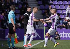 Biuk entra en el campo por Negredo durante el último partido del Real Valladolid frente al Levante.