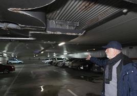 Carlos Morán, usuario del aparcamiento de la avenida de Palencia, señala el techo carcomido por las humedades de las filtraciones.