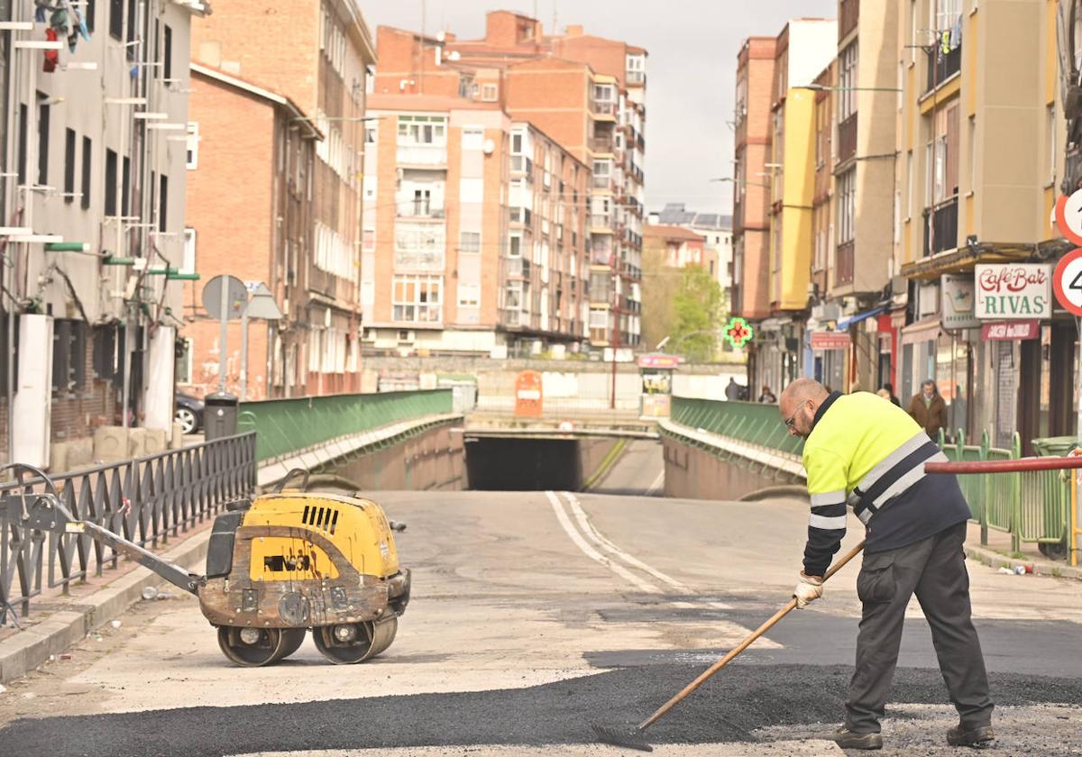 Operarios rematan la obra en el entorno del túnel de Casasola, que se abrirá al tráfico de forma inminente.