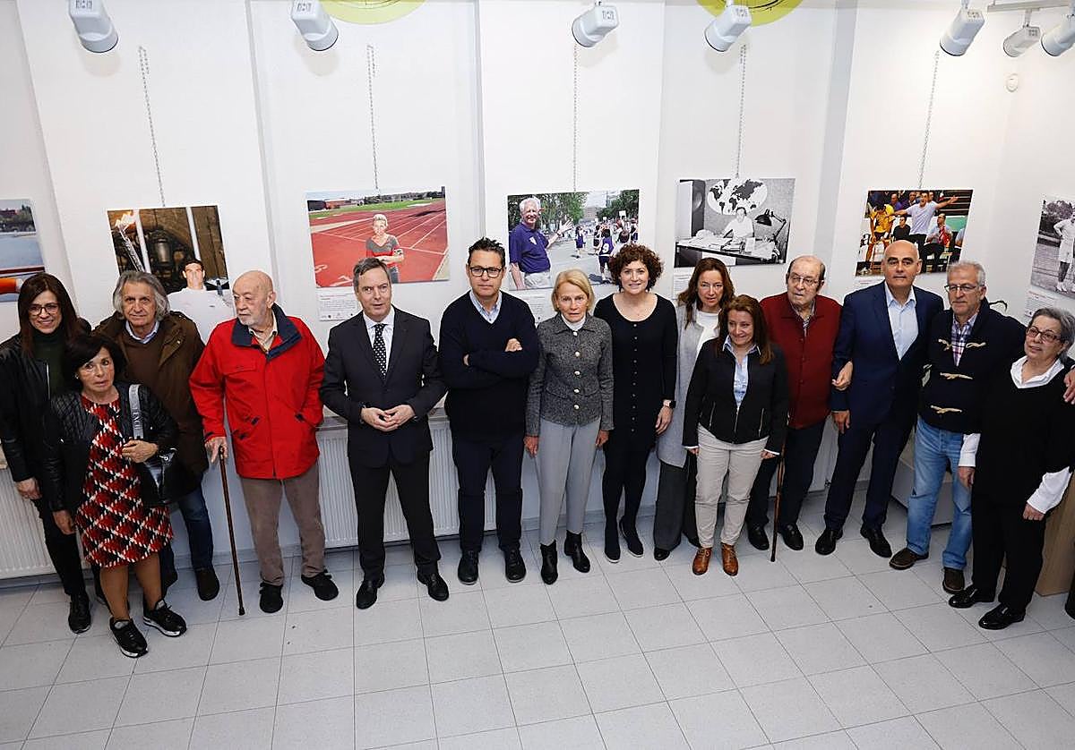 Parte de los protagonistas de la muestra posando en la sala del Centro Cívico Esgueva.