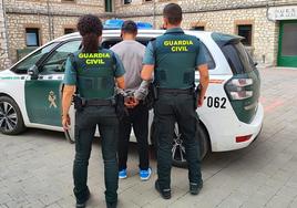 Agentes de la Guardia Civil de Segovia custodian a un detenido para introducirle en el coche.