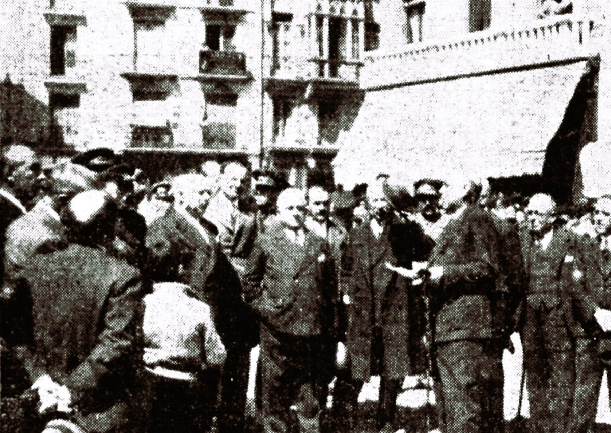 Imagen secundaria 1 - Dos momentos de la inauguración del monumento a Leopoldo Cano en la Plaza de la Libertad en abril de 1935 y detalle de la escultura de Emiliano Barral.