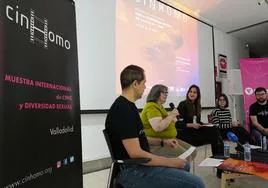 Miembros de la Fundación Triángulo junto a la concejala Blanca Jiménez en la presentación del festival.