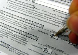Un contribuyente marca la X a favor de la iglesia en su declaración.