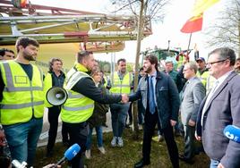 Juan García Gallardo y Gerardo Dueñas saludan a los agricultores desplazados al Miguel Delibes, este miércoles.