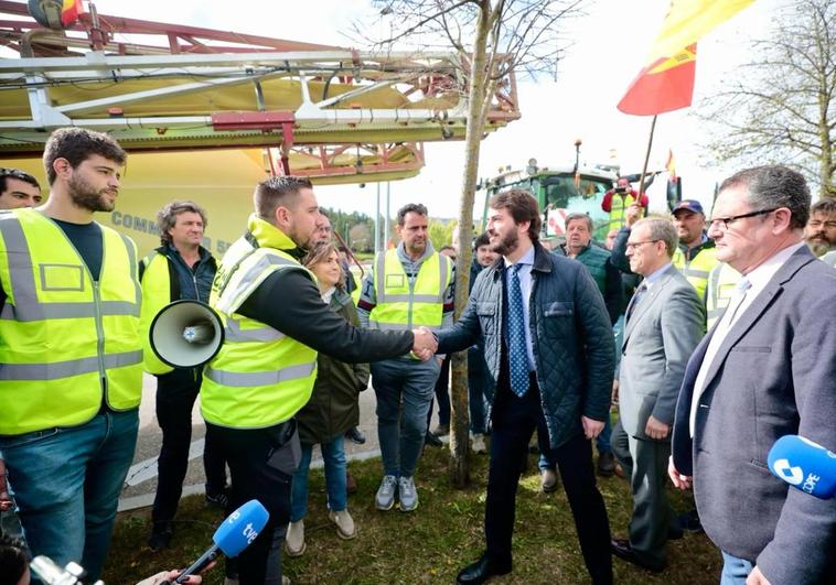 Juan García Gallardo y Gerardo Dueñas saludan a los agricultores desplazados al Miguel Delibes, este miércoles.