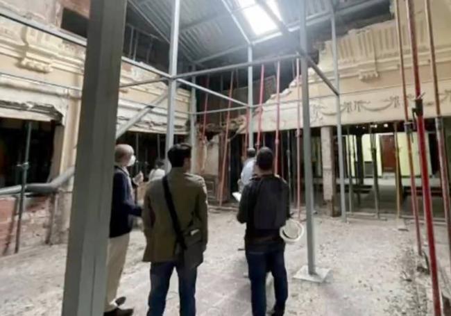 Uno de los interiores del teatro apuntalado por completo.