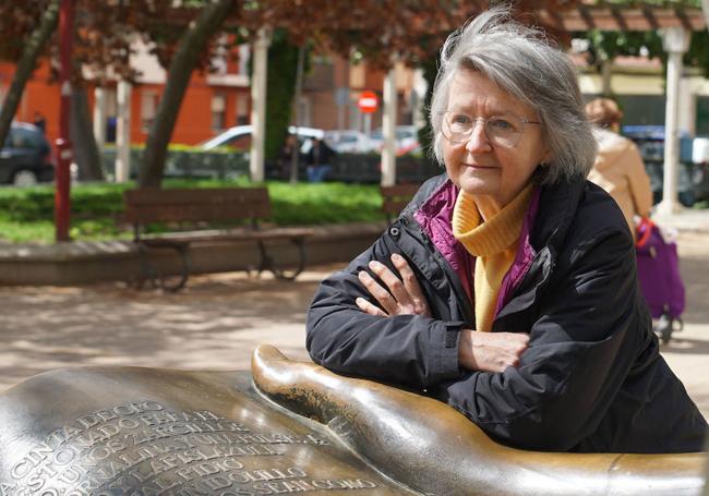 La escultora Belén González, el pasado miércoles, junto a la escultura de la plaza de las Batallas.