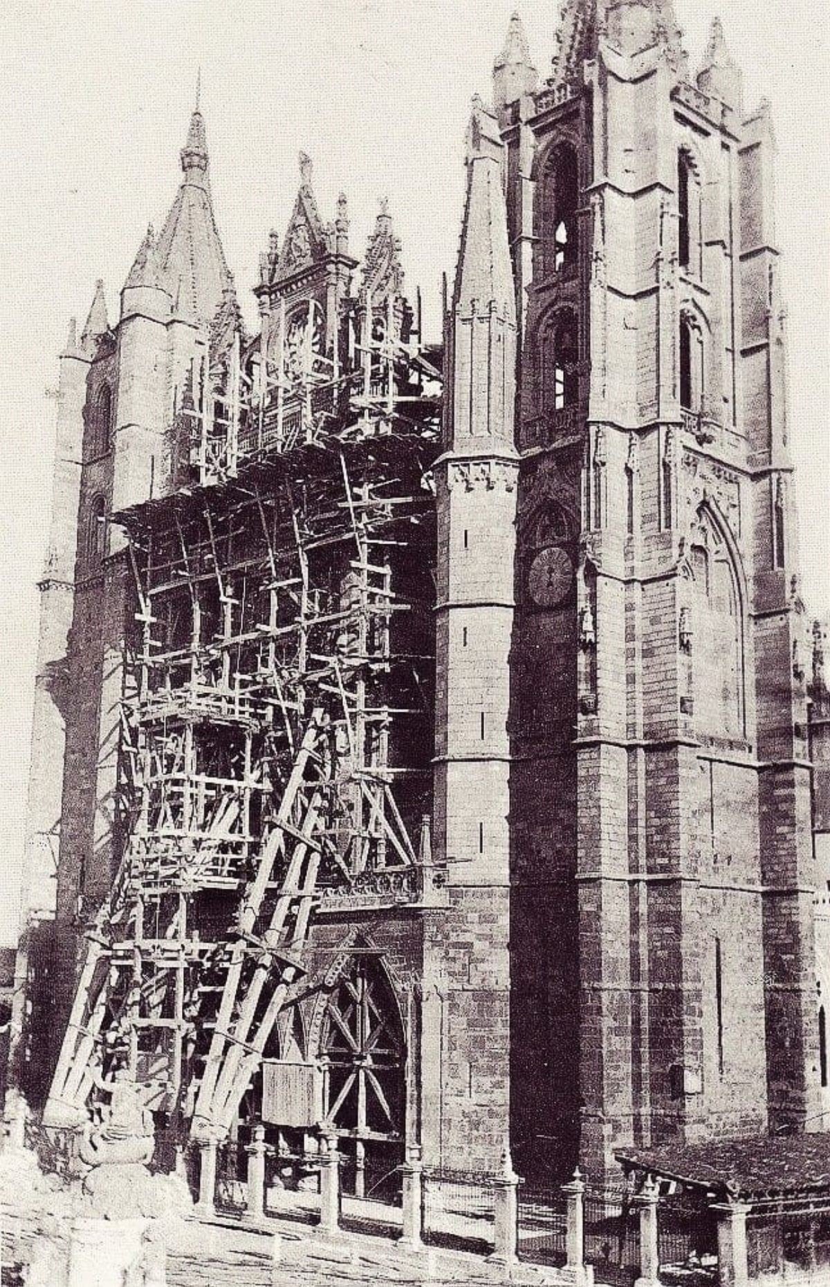 Catedral de León con andamios en 1869.