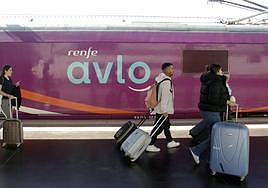 Pasajeros bajan de un tren Avlo en Alicante.