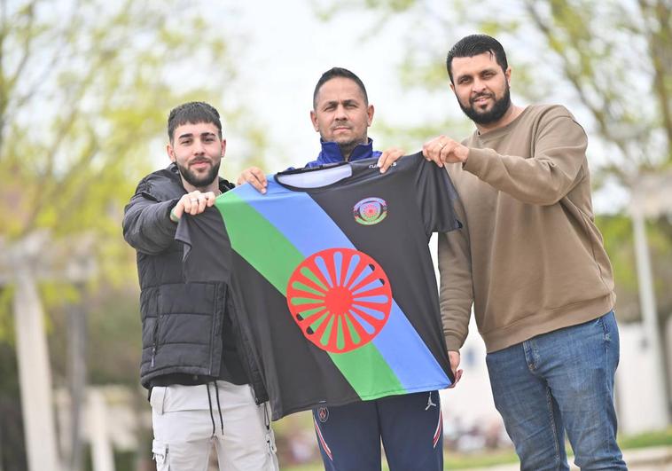 Juan Lozano, Antonio Escudero y Juan Antonio Jiménez, con la camiseta del equipo Pucela Kapó.