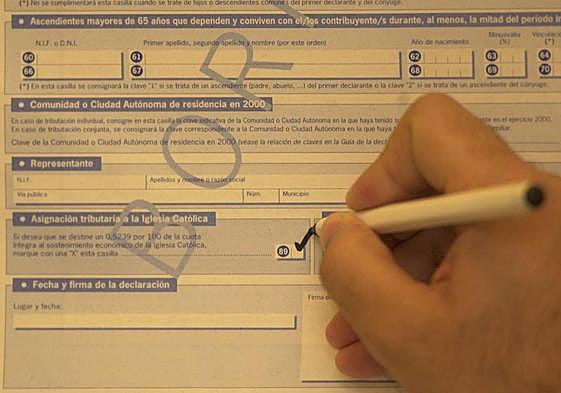 Contribuyente marca la 'X' solidaria a favor de la Iglesia.