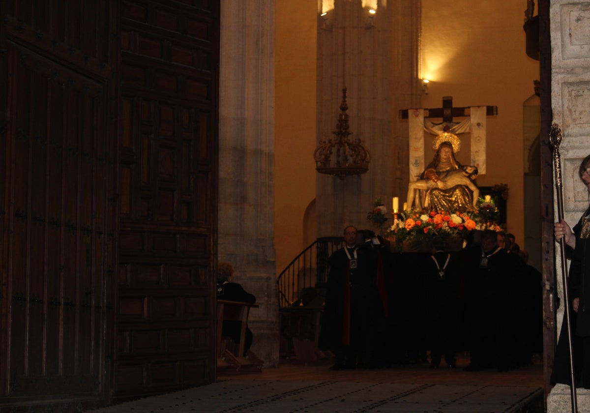 Procesión del Viernes de Dolores con la Virgen de las Angustias