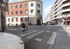 Confluencia de las calles Burgos y Don Sancho, que se semipeatonalizarán dentro de la Zona de Bajas Emisiones.