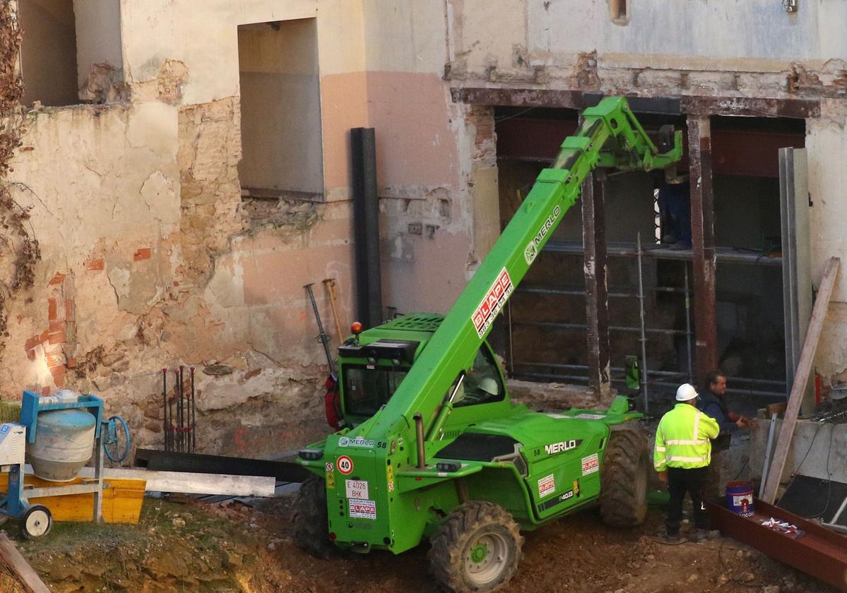 Trabajadores y maquinaria en las obras del teatro Cervantes de Segovia este pasado invierno.