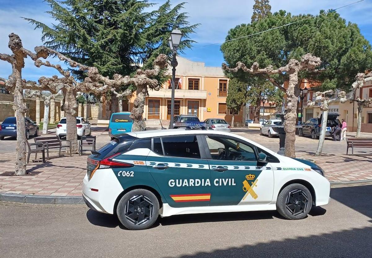 La Guardia Civil de Amusco, en la plaza del Ayuntamiento de Monzón de Campos.