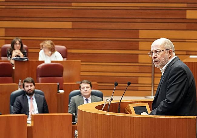 Francisco Igea interviene en el hemiciclo de las Cortes con Mañueco y García-Gallardo en los escaños de los miembros de la Junta.