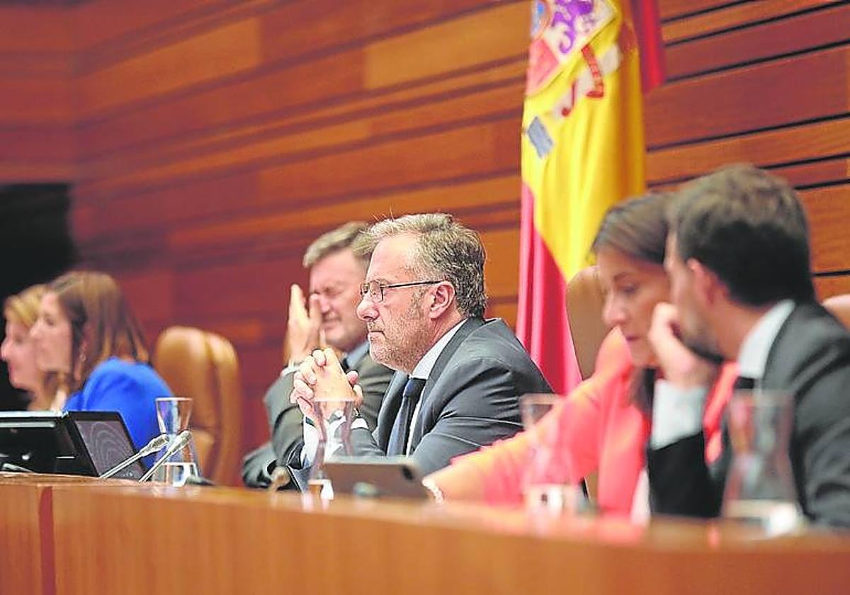 Integrantes de la Mesa de las Cortes de Castilla y León durante un pleno autonómico.