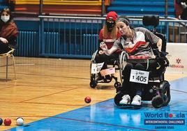 Sara Aller lanzando la bola.