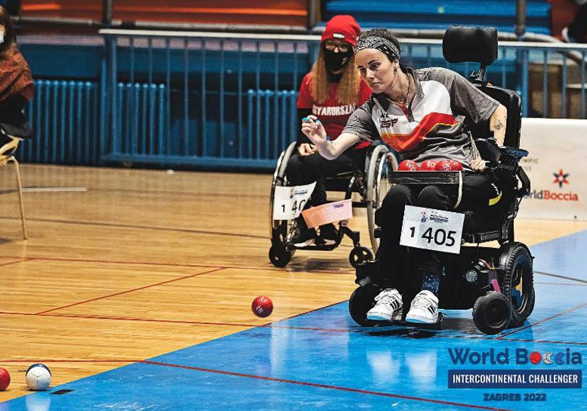 Sara Aller lanzando la bola.