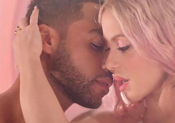 Shakira y Lucien Laviscount, en el vídeo 'Puntería'.