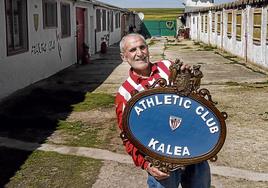 Estebaranz posa en su antigua vaquería con una placa de la calle dedicada a su equipo del alma.