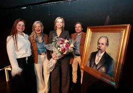 Desde la izquierda, Yolanda Burgo, Irene Carvajal, Eva Martín y Pedro Ojeda, junto al retrato de Zorrilla.